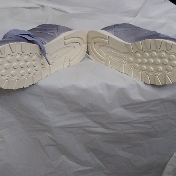 Reebok Women's Satin Sneaker Size 7M - Picture 3 of 5